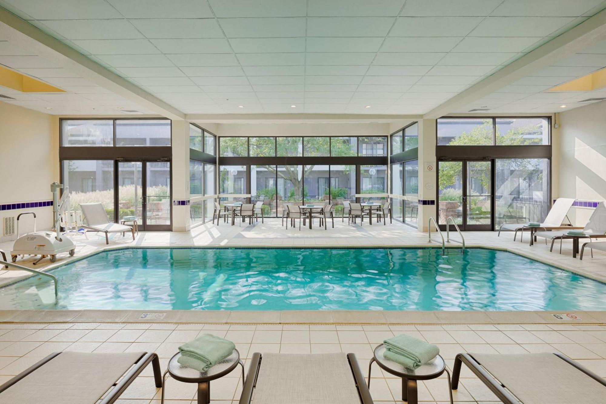 Courtyard Cincinnati Blue Ash Exterior foto